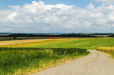  yol alanına eklemek için yalnız bir bina önde gelen