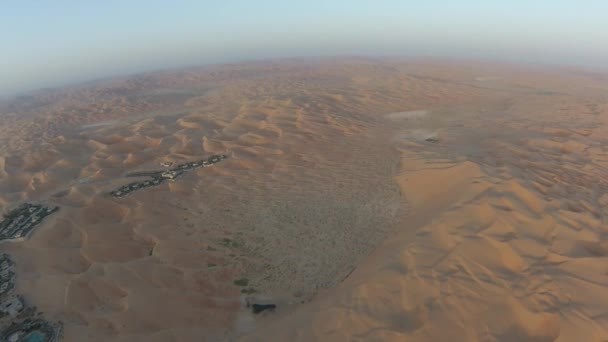 Vista del desierto desde el aire temprano en la mañana — Vídeos de Stock