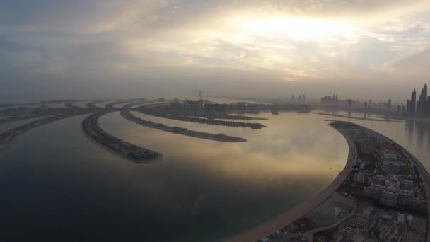 Vista de la palma de Jumeirah desde el aire temprano en la mañana — Vídeo de stock