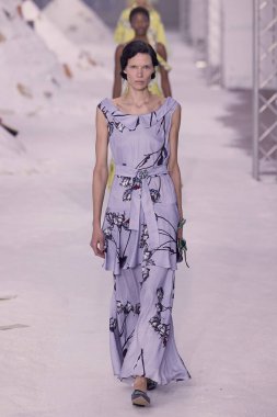 Antonio Marras - Runway - Milan Moda Haftası - Kadın giyim Baharı / Yaz 2026 MILAN, ITALY - 24 EPTEMBER: Antonio Marras defilesinde bir model 24 Eylül 2025 'de İtalya' nın Milano kentinde podyumda yürüyor. Fotoğraf: Mauro Di Bonaventura)