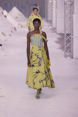 Antonio Marras - Runway - Milan Moda Haftası - Kadın giyim Baharı / Yaz 2026 MILAN, ITALY - 24 EPTEMBER: Antonio Marras defilesinde bir model 24 Eylül 2025 'de İtalya' nın Milano kentinde podyumda yürüyor. Fotoğraf: Mauro Di Bonaventura)