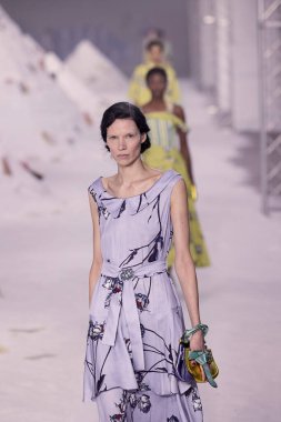 Antonio Marras - Runway - Milan Moda Haftası - Kadın giyim Baharı / Yaz 2026 MILAN, ITALY - 24 EPTEMBER: Antonio Marras defilesinde bir model 24 Eylül 2025 'de İtalya' nın Milano kentinde podyumda yürüyor. Fotoğraf: Mauro Di Bonaventura)