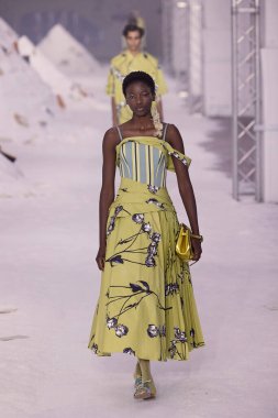 Antonio Marras - Runway - Milan Moda Haftası - Kadın giyim Baharı / Yaz 2026 MILAN, ITALY - 24 EPTEMBER: Antonio Marras defilesinde bir model 24 Eylül 2025 'de İtalya' nın Milano kentinde podyumda yürüyor. Fotoğraf: Mauro Di Bonaventura)