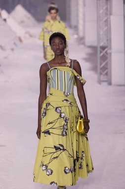 Antonio Marras - Runway - Milan Moda Haftası - Kadın giyim Baharı / Yaz 2026 MILAN, ITALY - 24 EPTEMBER: Antonio Marras defilesinde bir model 24 Eylül 2025 'de İtalya' nın Milano kentinde podyumda yürüyor. Fotoğraf: Mauro Di Bonaventura)