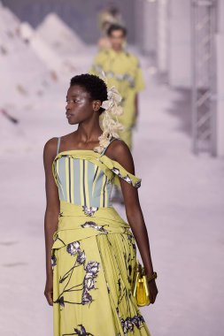 Antonio Marras - Runway - Milan Moda Haftası - Kadın giyim Baharı / Yaz 2026 MILAN, ITALY - 24 EPTEMBER: Antonio Marras defilesinde bir model 24 Eylül 2025 'de İtalya' nın Milano kentinde podyumda yürüyor. Fotoğraf: Mauro Di Bonaventura)