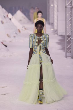 Antonio Marras - Runway - Milan Moda Haftası - Kadın giyim Baharı / Yaz 2026 MILAN, ITALY - 24 EPTEMBER: Antonio Marras defilesinde bir model 24 Eylül 2025 'de İtalya' nın Milano kentinde podyumda yürüyor. Fotoğraf: Mauro Di Bonaventura)