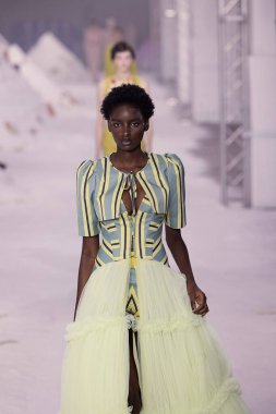 Antonio Marras - Runway - Milan Moda Haftası - Kadın giyim Baharı / Yaz 2026 MILAN, ITALY - 24 EPTEMBER: Antonio Marras defilesinde bir model 24 Eylül 2025 'de İtalya' nın Milano kentinde podyumda yürüyor. Fotoğraf: Mauro Di Bonaventura)