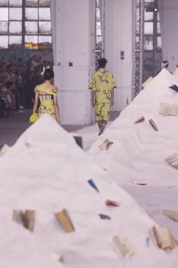 Antonio Marras - Runway - Milan Moda Haftası - Kadın giyim Baharı / Yaz 2026 MILAN, ITALY - 24 EPTEMBER: Antonio Marras defilesinde bir model 24 Eylül 2025 'de İtalya' nın Milano kentinde podyumda yürüyor. Fotoğraf: Mauro Di Bonaventura)