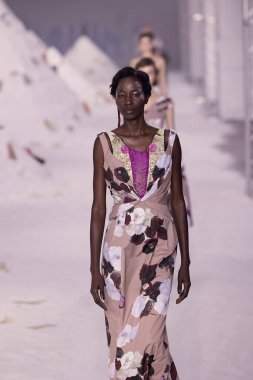 Antonio Marras - Runway - Milan Moda Haftası - Kadın giyim Baharı / Yaz 2026 MILAN, ITALY - 24 EPTEMBER: Antonio Marras defilesinde bir model 24 Eylül 2025 'de İtalya' nın Milano kentinde podyumda yürüyor. Fotoğraf: Mauro Di Bonaventura)