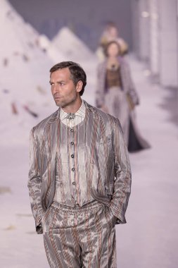 Antonio Marras - Runway - Milan Moda Haftası - Kadın giyim Baharı / Yaz 2026 MILAN, ITALY - 24 EPTEMBER: Antonio Marras defilesinde bir model 24 Eylül 2025 'de İtalya' nın Milano kentinde podyumda yürüyor. Fotoğraf: Mauro Di Bonaventura)