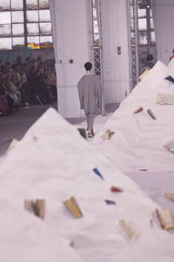 Antonio Marras - Runway - Milan Moda Haftası - Kadın giyim Baharı / Yaz 2026 MILAN, ITALY - 24 EPTEMBER: Antonio Marras defilesinde bir model 24 Eylül 2025 'de İtalya' nın Milano kentinde podyumda yürüyor. Fotoğraf: Mauro Di Bonaventura)