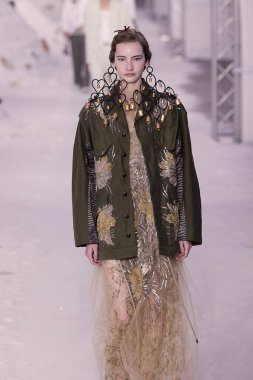 Antonio Marras - Runway - Milan Moda Haftası - Kadın giyim / Yaz 2026MILAN, İtalya - 24 Eylül 2025 tarihinde Antonio Marras defilesinde bir model podyumda yürüyor. Fotoğraf: Mauro Di Bonaventura)