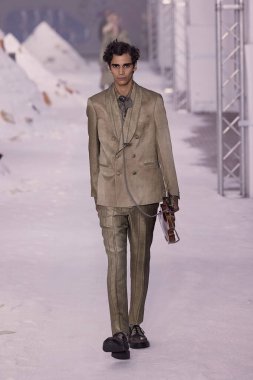 Antonio Marras - Runway - Milan Moda Haftası - Kadın giyim / Yaz 2026MILAN, İtalya - 24 Eylül 2025 tarihinde Antonio Marras defilesinde bir model podyumda yürüyor. Fotoğraf: Mauro Di Bonaventura)