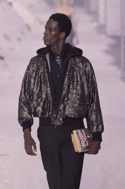 Antonio Marras - Runway - Milan Moda Haftası - Kadın giyim / Yaz 2026MILAN, İtalya - 24 Eylül 2025 tarihinde Antonio Marras defilesinde bir model podyumda yürüyor. Fotoğraf: Mauro Di Bonaventura)