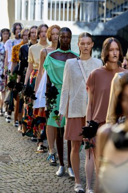 Francesca Liberatore - Detaylar - Milan Moda Haftası - Kadın giyim 2026 Yıl 2026 MILAN, İtalya - SEPTEMBER 28: Modeller moda ayrıntıları, Milan Kadın giyim, 2025 yılı boyunca defilede yürüyün. Fotoğraf: Mauro Di Bonaventura)