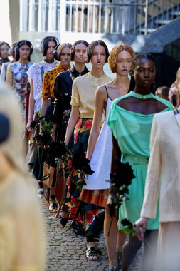 Francesca Liberatore - Detaylar - Milan Moda Haftası - Kadın giyim 2026 Yıl 2026 MILAN, İtalya - SEPTEMBER 28: Modeller moda ayrıntıları, Milan Kadın giyim, 2025 yılı boyunca defilede yürüyün. Fotoğraf: Mauro Di Bonaventura)