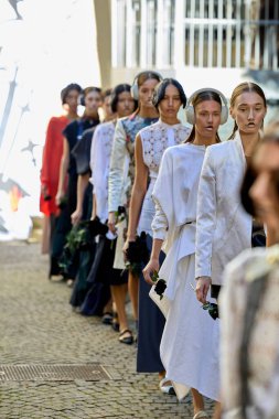 Francesca Liberatore - Detaylar - Milan Moda Haftası - Kadın giyim 2026 Yıl 2026 MILAN, İtalya - SEPTEMBER 28: Modeller moda ayrıntıları, Milan Kadın giyim, 2025 yılı boyunca defilede yürüyün. Fotoğraf: Mauro Di Bonaventura)
