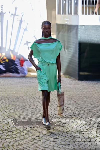 Francesca Liberatore - Detaylar - Milan Moda Haftası - Kadın giyim 2026 Yıl 2026 MILAN, İtalya - SEPTEMBER 28: Modeller moda ayrıntıları, Milan Kadın giyim, 2025 yılı boyunca defilede yürüyün. Fotoğraf: Mauro Di Bonaventura)