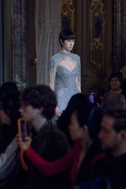 Anne Macchiato - Runway - Milan Moda Haftası - Kadın giyim / Kış 2026 / 2027 MILAN, ITALY - 24 Şubat: İtalya 'nın Milano kentinde bir model podyumda yürüyor. Fotoğraf: Mauro Di Bonavenntura)