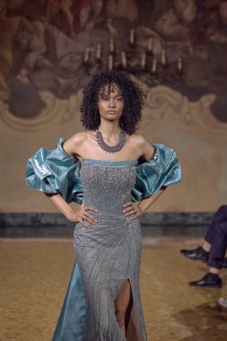 Anne Macchiato - Runway - Milan Moda Haftası - Kadın giyim / Kış 2026 / 2027 MILAN, ITALY - 24 Şubat: İtalya 'nın Milano kentinde bir model podyumda yürüyor. Fotoğraf: Mauro Di Bonavenntura)