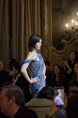 Anne Macchiato - Runway - Milan Moda Haftası - Kadın giyim / Kış 2026 / 2027 MILAN, ITALY - 24 Şubat: İtalya 'nın Milano kentinde bir model podyumda yürüyor. Fotoğraf: Mauro Di Bonavenntura)