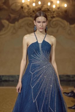 Anne Macchiato - Runway - Milan Moda Haftası - Kadın giyim / Kış 2026 / 2027 MILAN, ITALY - 24 Şubat: İtalya 'nın Milano kentinde bir model podyumda yürüyor. Fotoğraf: Mauro Di Bonavenntura)