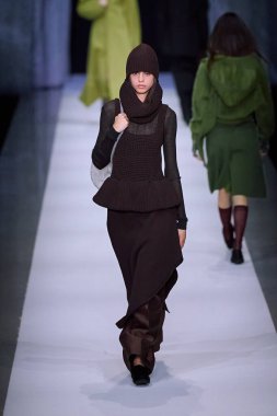 Anteprima Moda Şovu - Runway - Milan Moda Haftası - Kadın giyim / Kış 2026 / 2027 MILAN, ITALY - FEBRUARY 26: İtalya 'nın Scuola Militare Teuli kentinde düzenlenen MFW defilesinde bir model podyumda yürüyor. Fotoğraf: Mauro Di Bonaventura)