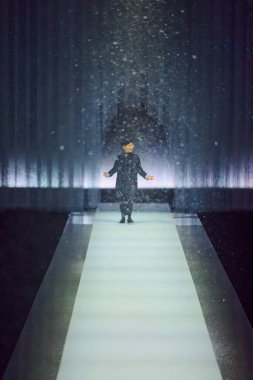 Anteprima Moda Şovu - Runway - Milan Moda Haftası - Kadın giyim / Kış 2026 / 2027 MILAN, ITALY - FEBRUARY 26: İtalya 'nın Scuola Militare Teuli kentinde düzenlenen MFW defilesinde bir model podyumda yürüyor. Fotoğraf: Mauro Di Bonaventura)