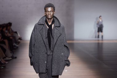 Emporio Armani - Runway - Milan Moda Haftası - Kadın giyim / Kış 2026 / 2027 MILAN, ITALY - FEBRUARY 26: Milano Moda Haftası 'nda Emporio Armani defilesinde bir model podyumda yürüyor. Fotoğraf: Mauro Di Bonaventura)