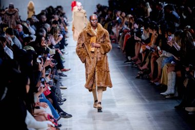 Ermanno Scervino - Runway - Milan Moda Haftası - Kadın giyim / Kış 2026 / 2027 MILAN, ITALY - FEBRUARY 28 2026: MFW - Milan, İtalya defilesinde bir model podyumda yürüyor. Fotoğraf: Mauro Di Bonaventura)