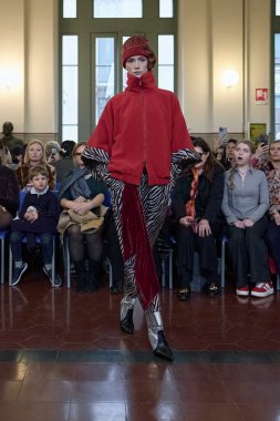 Francesca Liberatore - Runway - Milan Moda Haftası - Kadın giyim / Kış 2026 / 2027 MILAN, ITALY - 1 Mart: Bir model İtalya 'nın Milano kentinde düzenlenen MFW 2026 yılındaki Francesca Liberatore defilesinde podyumda yürüyor. Fotoğraf: Mauro Di Bonaventura)