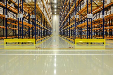 Ambar görünümü ile depolama rafları