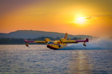 Bombardier 415 Superscooper (Canadair cl-415) scooping su