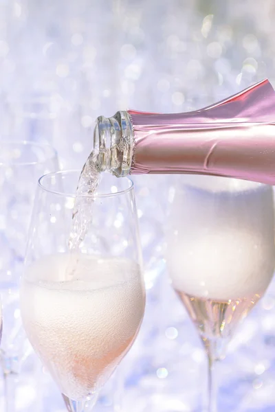 Nalewanie szampana do kieliszków — Zdjęcie stockowe