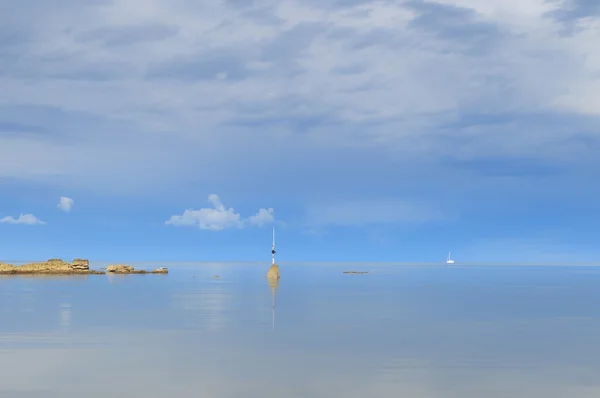 Blue horizon with sailing boat on the edge — Stock Photo, Image