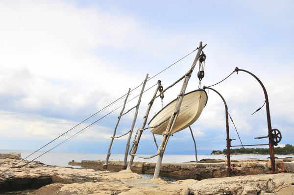 Традиционный кран для поднятия небольших лодок из моря — стоковое фото