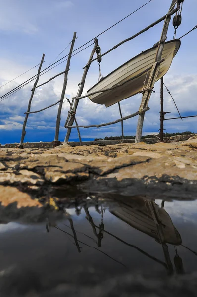 Традиционное поднятие лодок на берег в северном Адриатическом море, маленькая рыбацкая лодка, поднятая из воды — стоковое фото