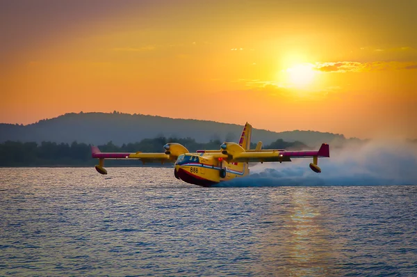 Bombardier 415 Superscooper (Canadair cl-415) scooping su