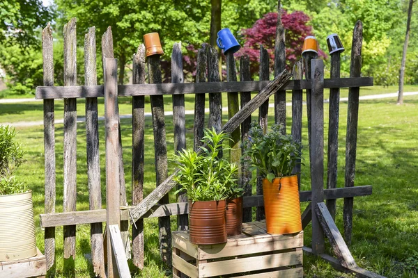 Glad staket, bakgård/trädgård dekoration idéer — Stockfoto