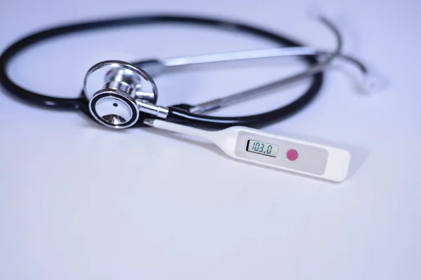 A thermometer and stethoscope — Stock Photo, Image