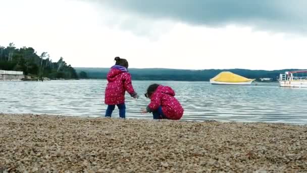 Bambini che giocano sulla spiaggia — Video Stock