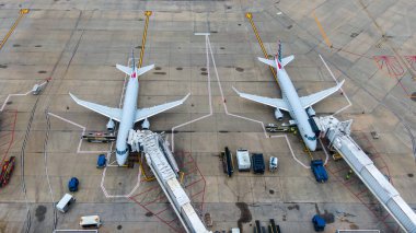 Terminal ve uçaklarla bölgesel havaalanının hava görüntüsü