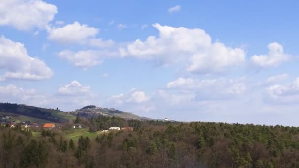 Flytta molnlandskap ovanför landsbygdslandskapet, antenn hyper lapse — Stockvideo
