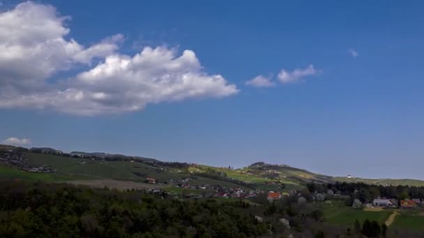 Vista aérea de nubes móviles sobre viñedos de Eslovenia — Vídeo de stock