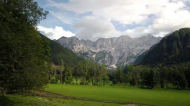 Slovenya, Jezersko 'dan Kamnik Savinja Alpleri, dağlar ve çayırlar üzerindeki bulutlar