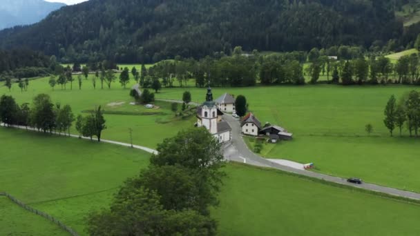 Widok z powietrza na kościół z cmentarzem, Jezersko, Słowenia — Wideo stockowe