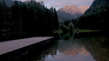 Günbatımında Alp Dağı Gölü, Slovenya 'nın Jezersko kentinde Plansarsko Jezero veya Plansarsko