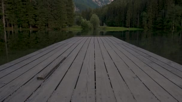 Lago alpino de montaña al atardecer, Plansar o Plansarsko jezero en Jezersko, Eslovenia — Vídeo de stock