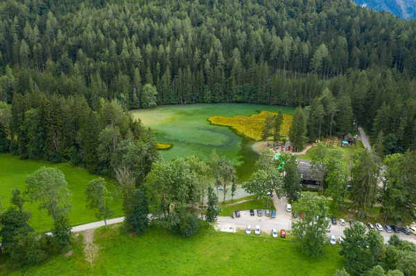 Lago Alpino Turquesa, vista aérea do lago Plansar em Zgornje Jezersko, Eslovénia — Fotografia de Stock