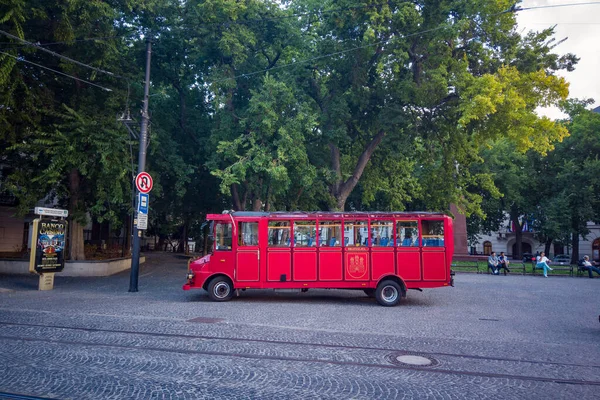 Bratislava sokaklarında antika kırmızı bir otobüs. — Stok fotoğraf